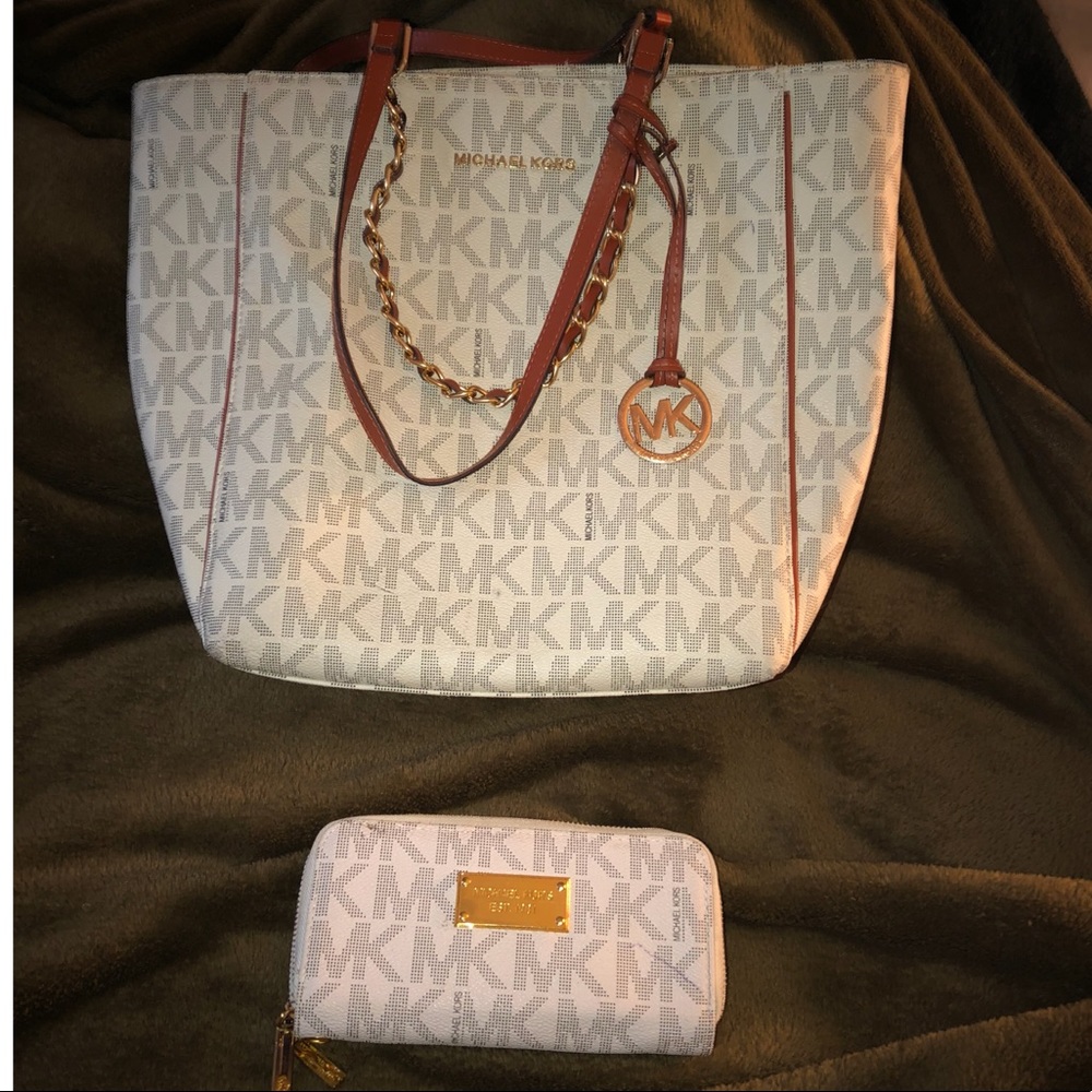 Michael kors bag&wallet. dont think its authentic